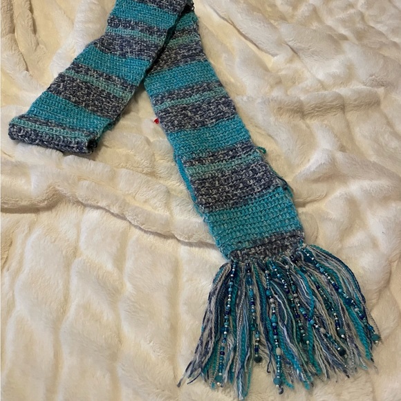 Beautiful crocheted beaded scarf, os, color shades of blue and white, NWT - Picture 3 of 5